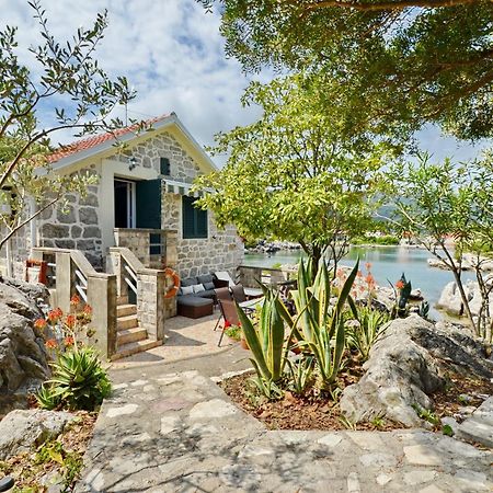 Holiday Home Brinic Tivat Luaran gambar
