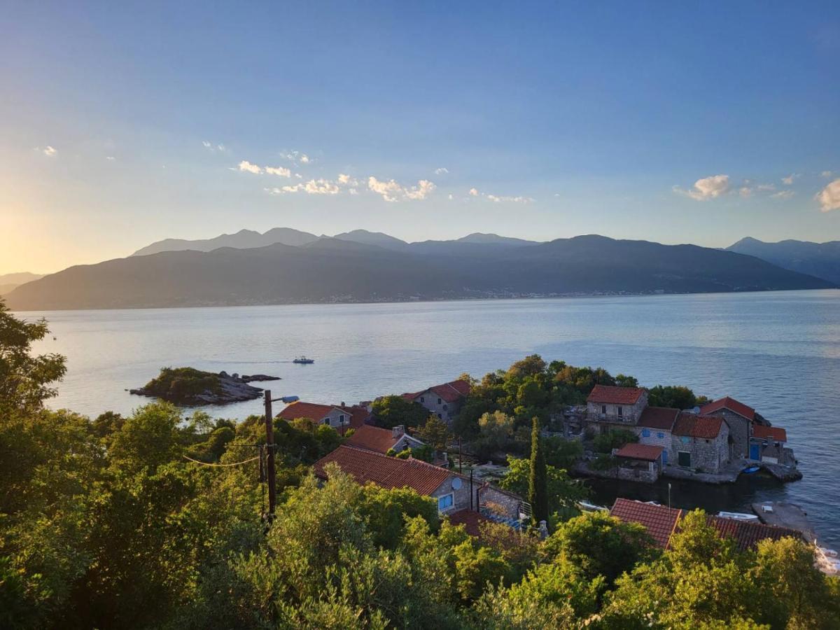 Holiday Home Brinic Tivat Luaran gambar