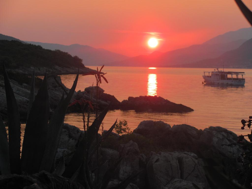Holiday Home Brinic Tivat Bilik gambar
