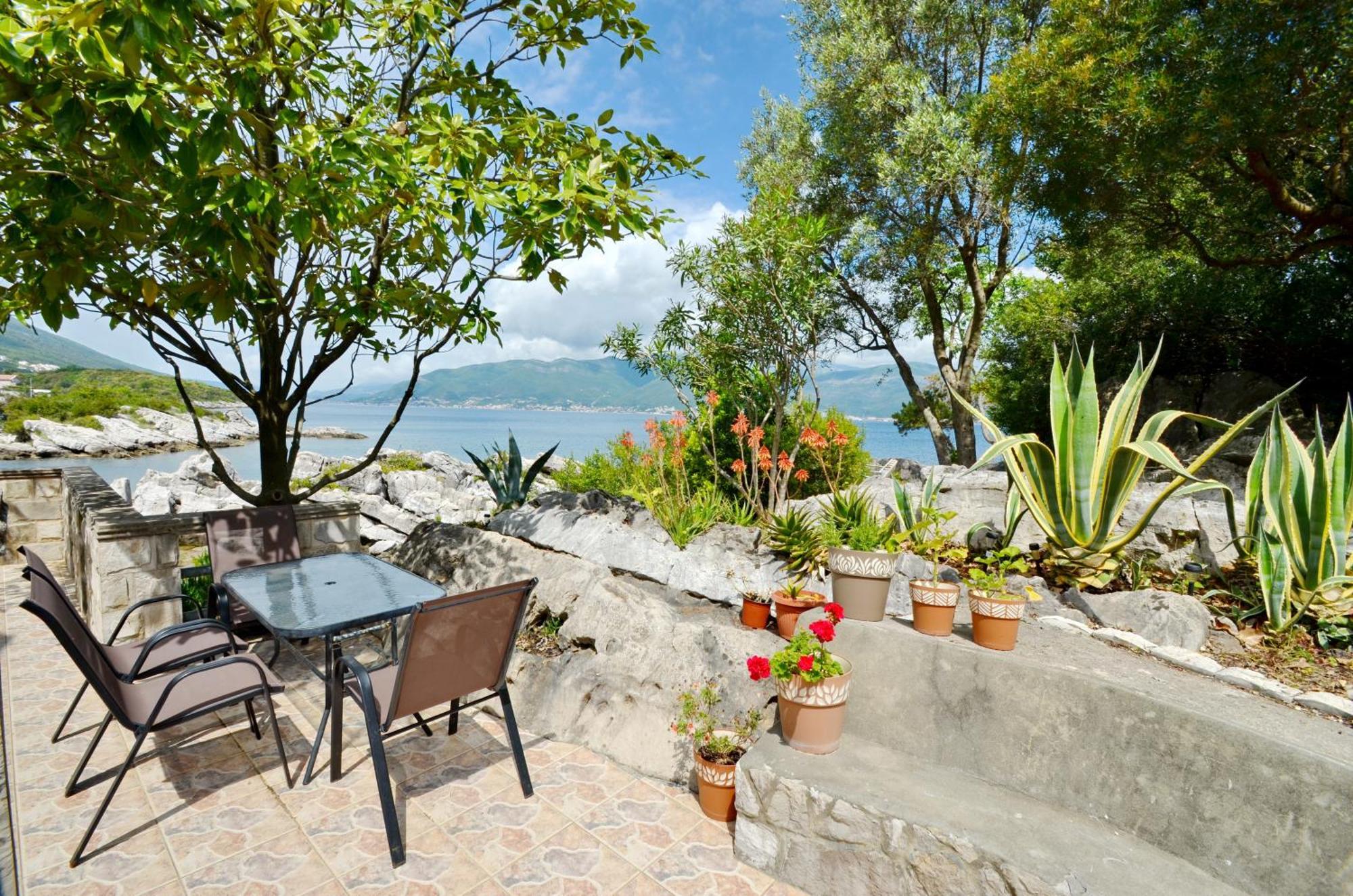 Holiday Home Brinic Tivat Luaran gambar