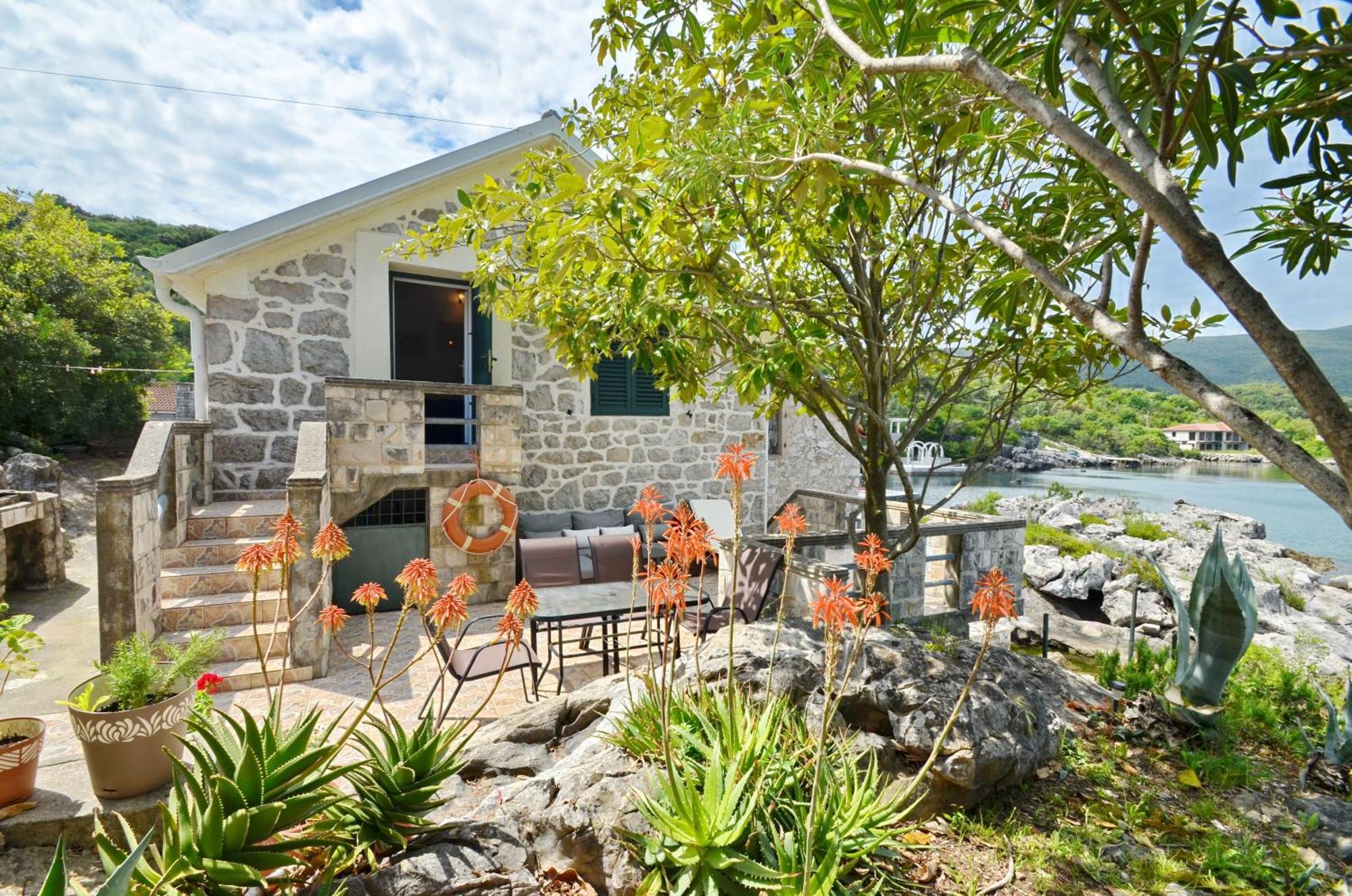 Holiday Home Brinic Tivat Luaran gambar