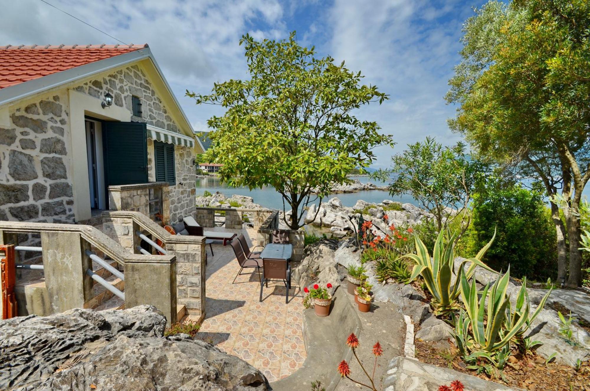 Holiday Home Brinic Tivat Luaran gambar