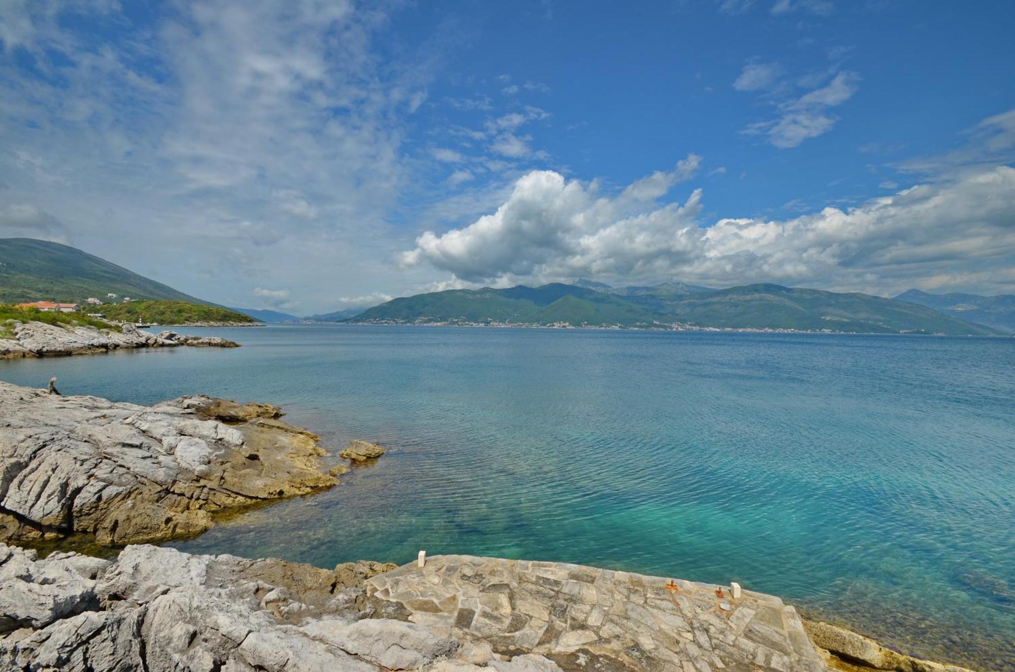 Holiday Home Brinic Tivat Luaran gambar