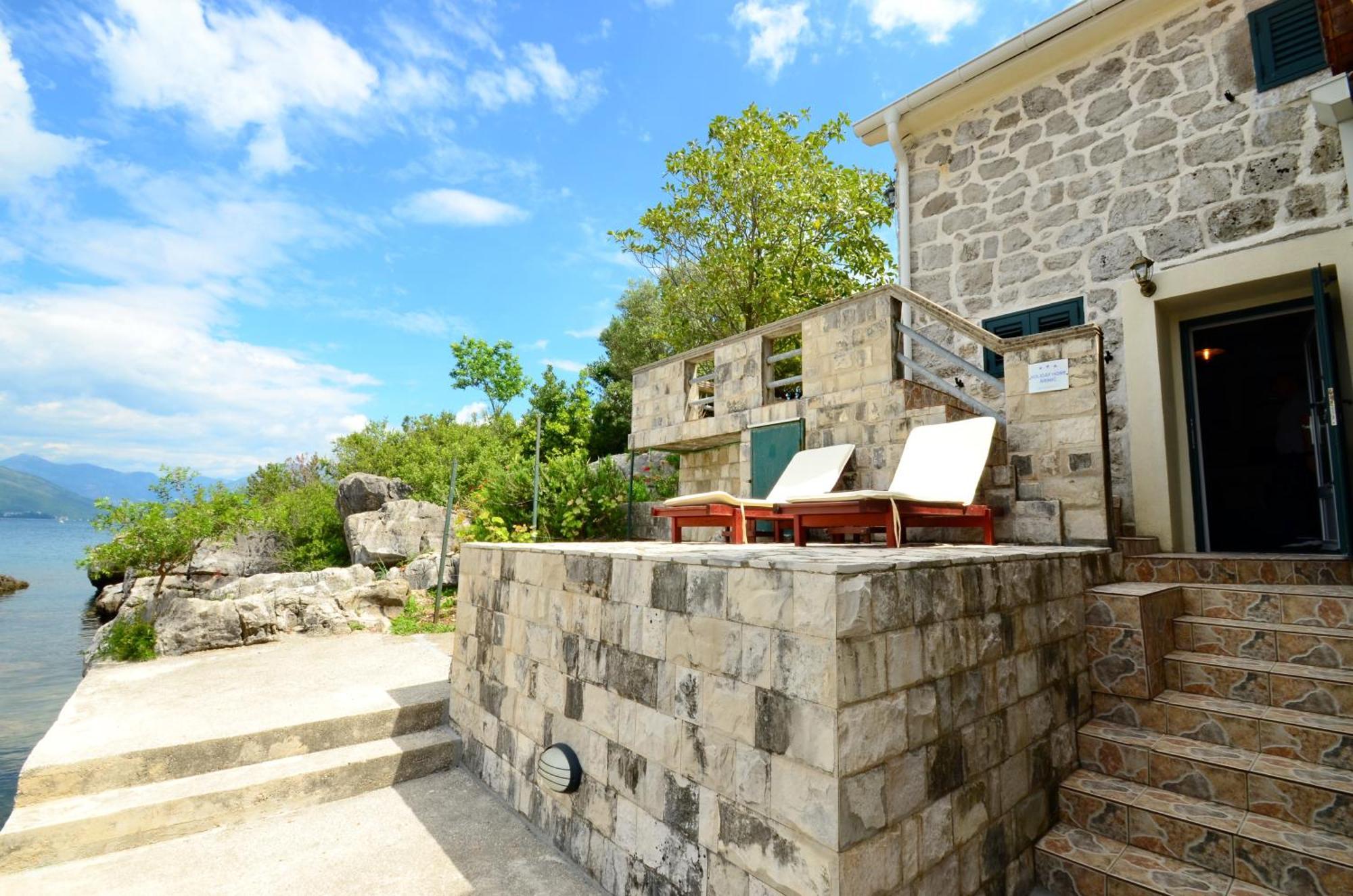 Holiday Home Brinic Tivat Luaran gambar