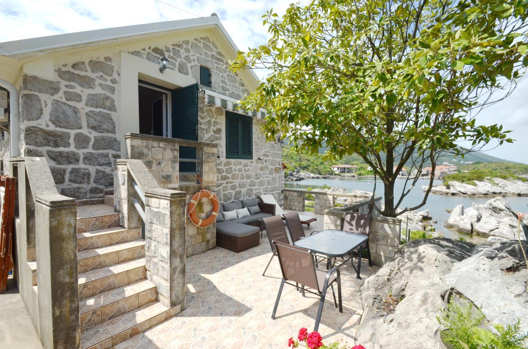 Holiday Home Brinic Tivat Luaran gambar