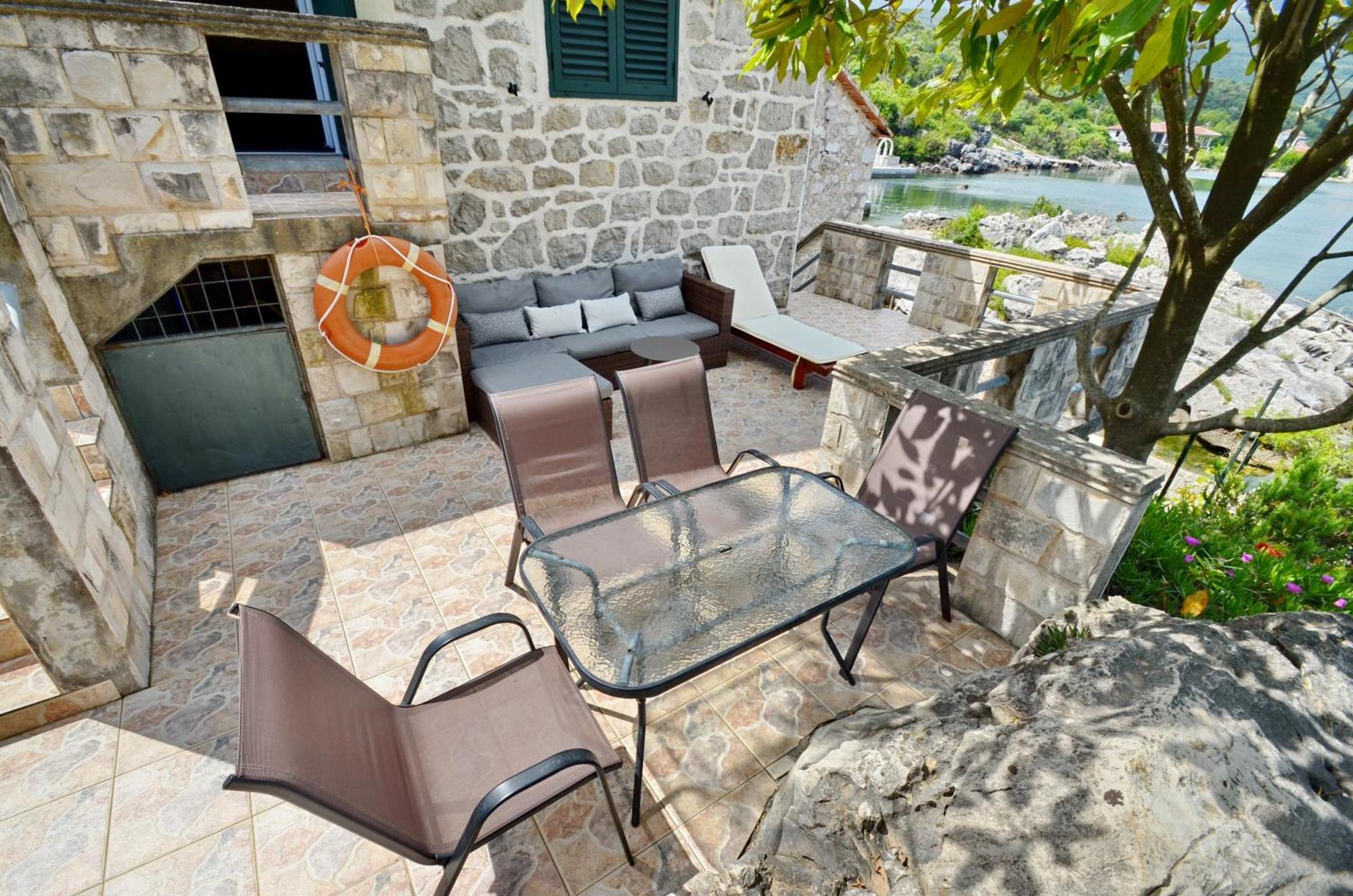 Holiday Home Brinic Tivat Luaran gambar