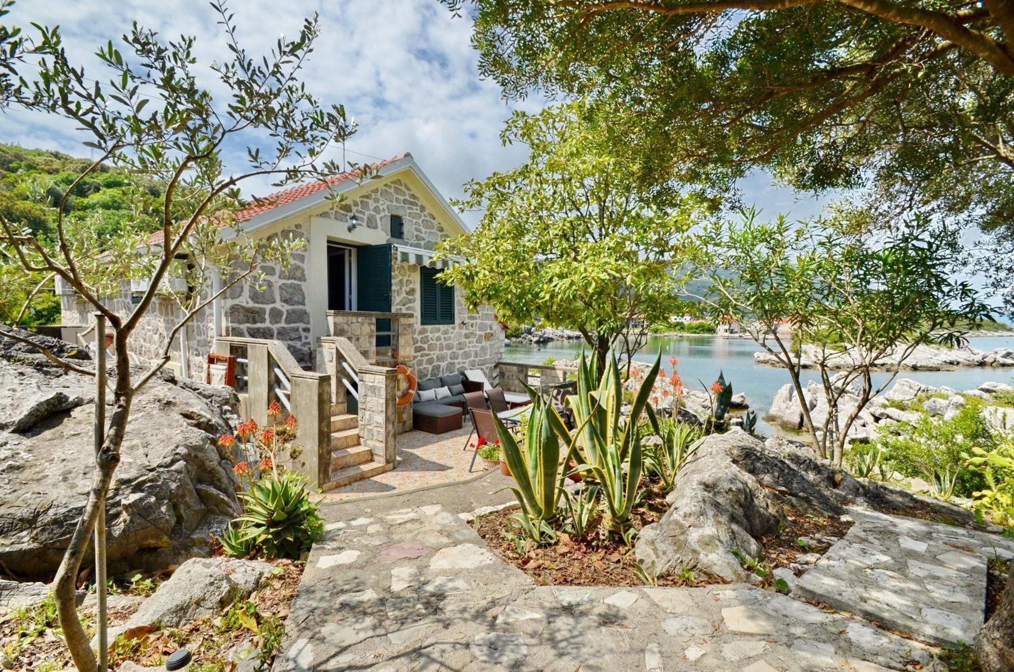 Holiday Home Brinic Tivat Luaran gambar